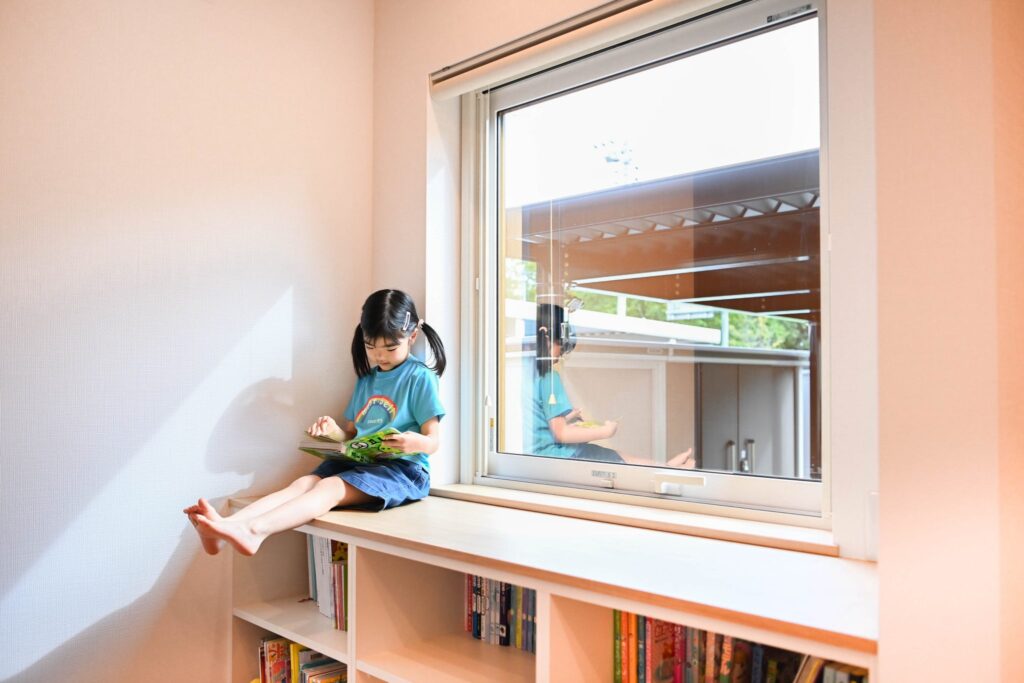 大きな窓と小さな女の子