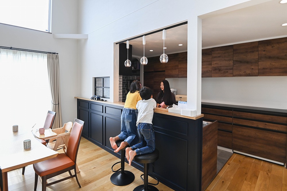 リビングで向かい合う家族