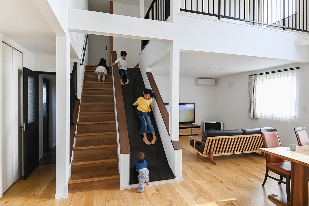 滑り台のあるリビング