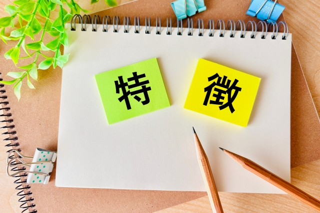 特徴と書かれたメモと鉛筆