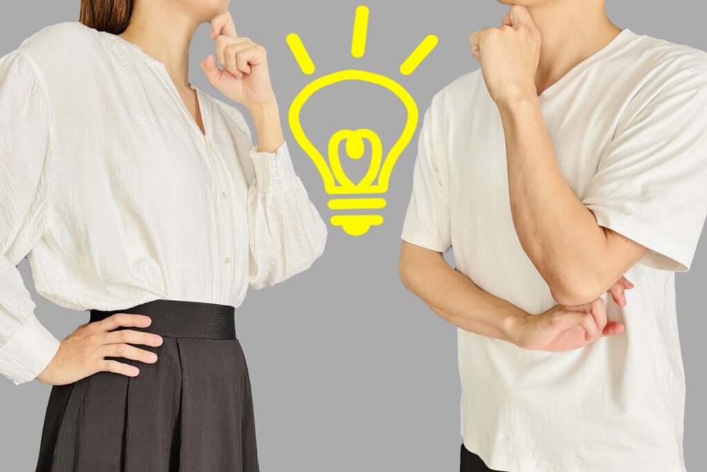 電球のイラストと男女